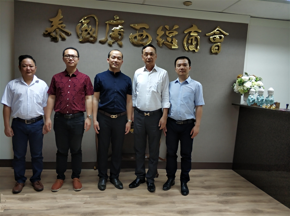 從左往右依次為國(guó)際部合伙人林健偉先生（左一），國(guó)際部總監(jiān)吳琪先生（左二），執(zhí)行董事粟宥朝先生（左三），商會(huì)主席李宇明（右二），國(guó)際部合伙人黃文超先生（右一）