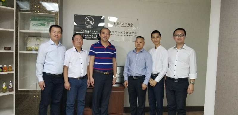 國際部合伙人黃文超（左一），林健偉（左二）國際部總監(jiān)吳琪（右一）執(zhí)行董事粟宥朝（左三），泰國廣西總商會副主席劉漢政（右二），泰國華人青年商會會長助理黃志乾(右三)