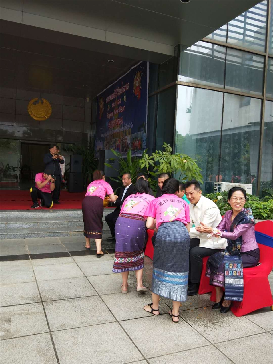 老撾駐廣西留學(xué)生代表將浸有花瓣的香水灑客人的手上，表示對嘉賓的美好祝福（圖二）