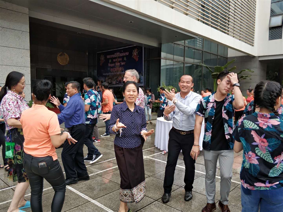 老撾駐南寧總領(lǐng)事萬?！ぞS麗雅彭女士與廣西金沛教育執(zhí)行董事粟宥朝先生一起在總領(lǐng)事館廣場載歌載舞