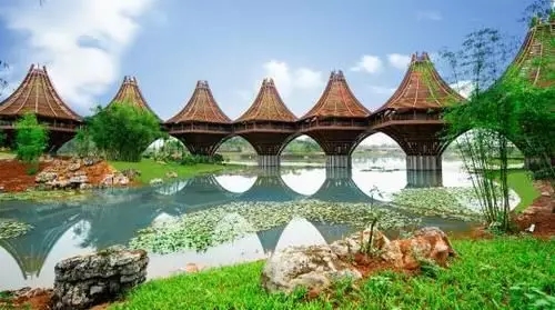 圖為中國-東盟友誼館。該建筑以廣西的風(fēng)雨橋為原型，寓意“手拉手，心連心”。表達中國與東盟十國睦鄰友好、合作共贏之意。