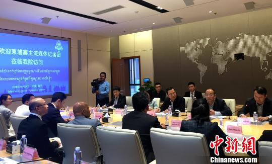 柬埔寨主流媒體采訪團在廣西大學與師生交流。