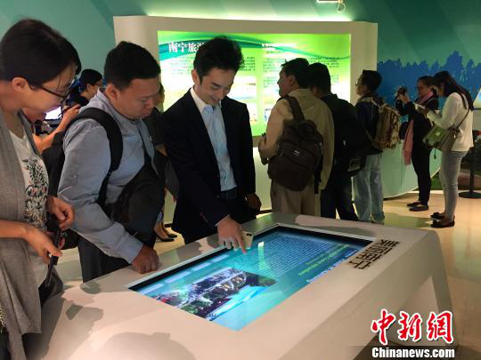 柬埔寨主流媒體采訪團參觀南寧市規(guī)劃館。