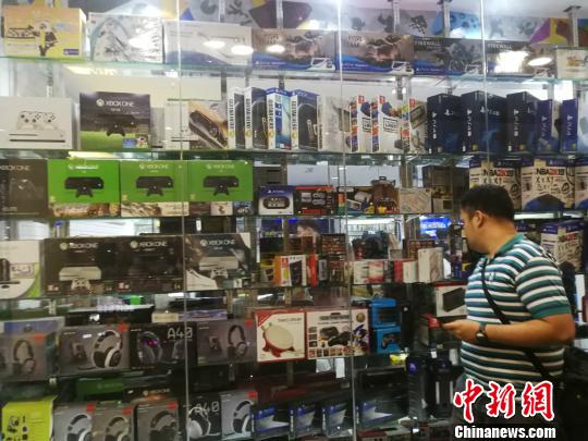 菲律賓統(tǒng)計局(Philippine Statistics Authority)5日發(fā)布10月份全國勞動力調(diào)查報告顯示，2018年10月就業(yè)不足率降至13.3%，而2017年10月為15.9%。圖為馬尼拉馬卡蒂一商場，貨品充足，青年人消費(fèi)暢旺。 關(guān)向東 攝