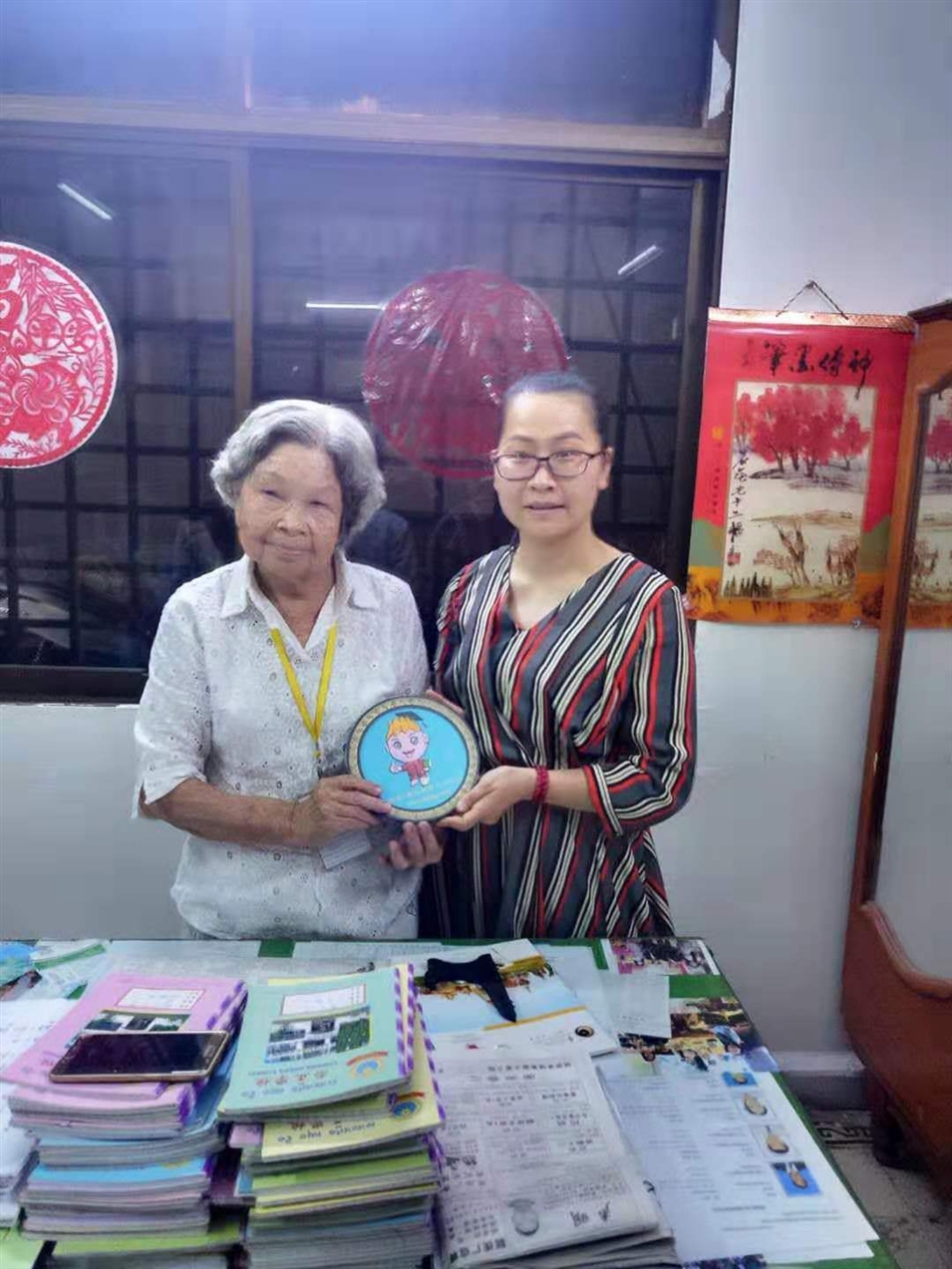 與崇正學(xué)校周校長合影