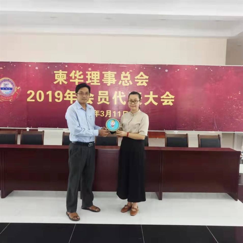 與柬華理事總會鐘耀輝秘書長合影，并交換了紀(jì)念品