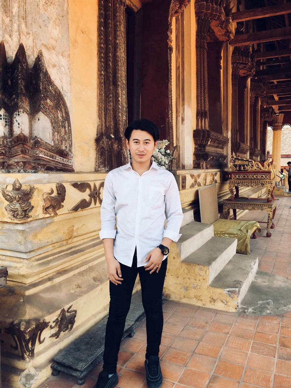 基諾，老撾首都萬象人，老撾國立大學文學院德語系大二學生， 